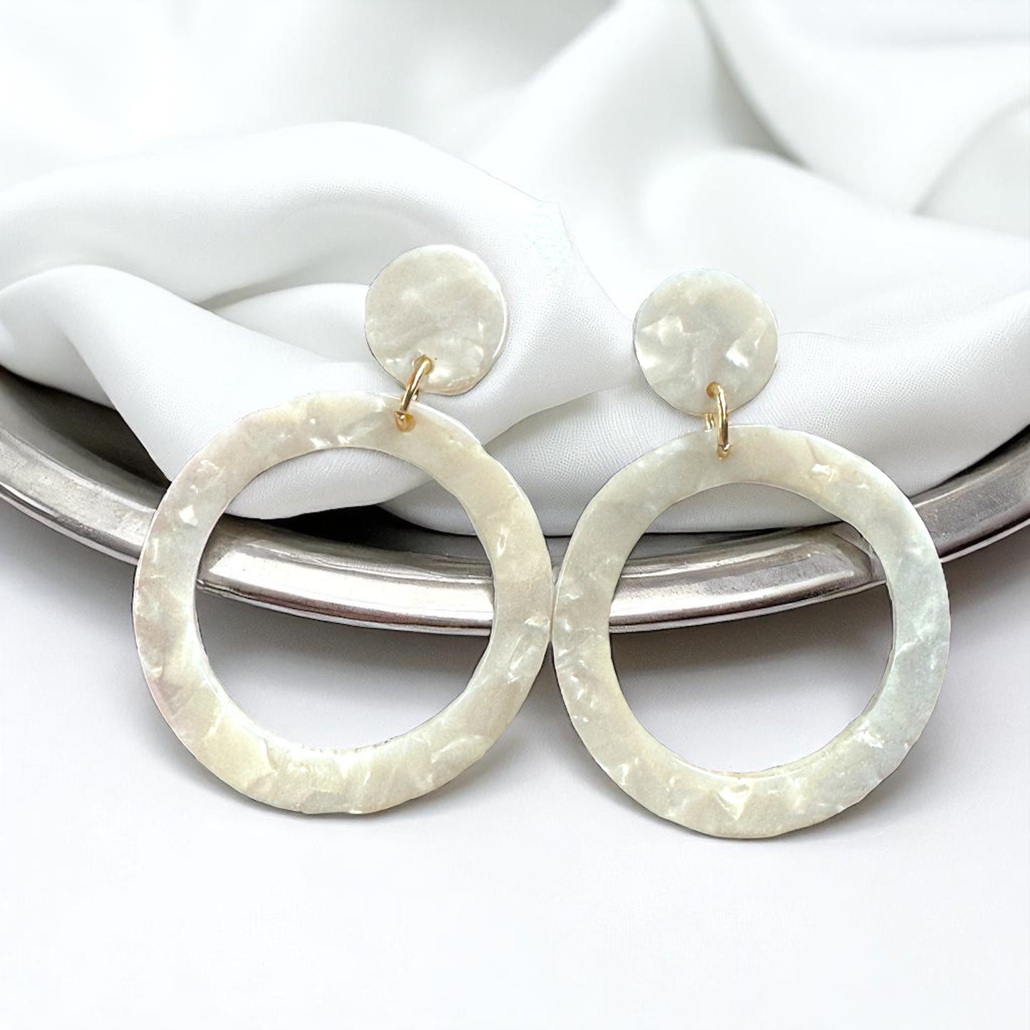 Glamorous White Marbled Acrylic Dangle Earrings - Chic Round Design!