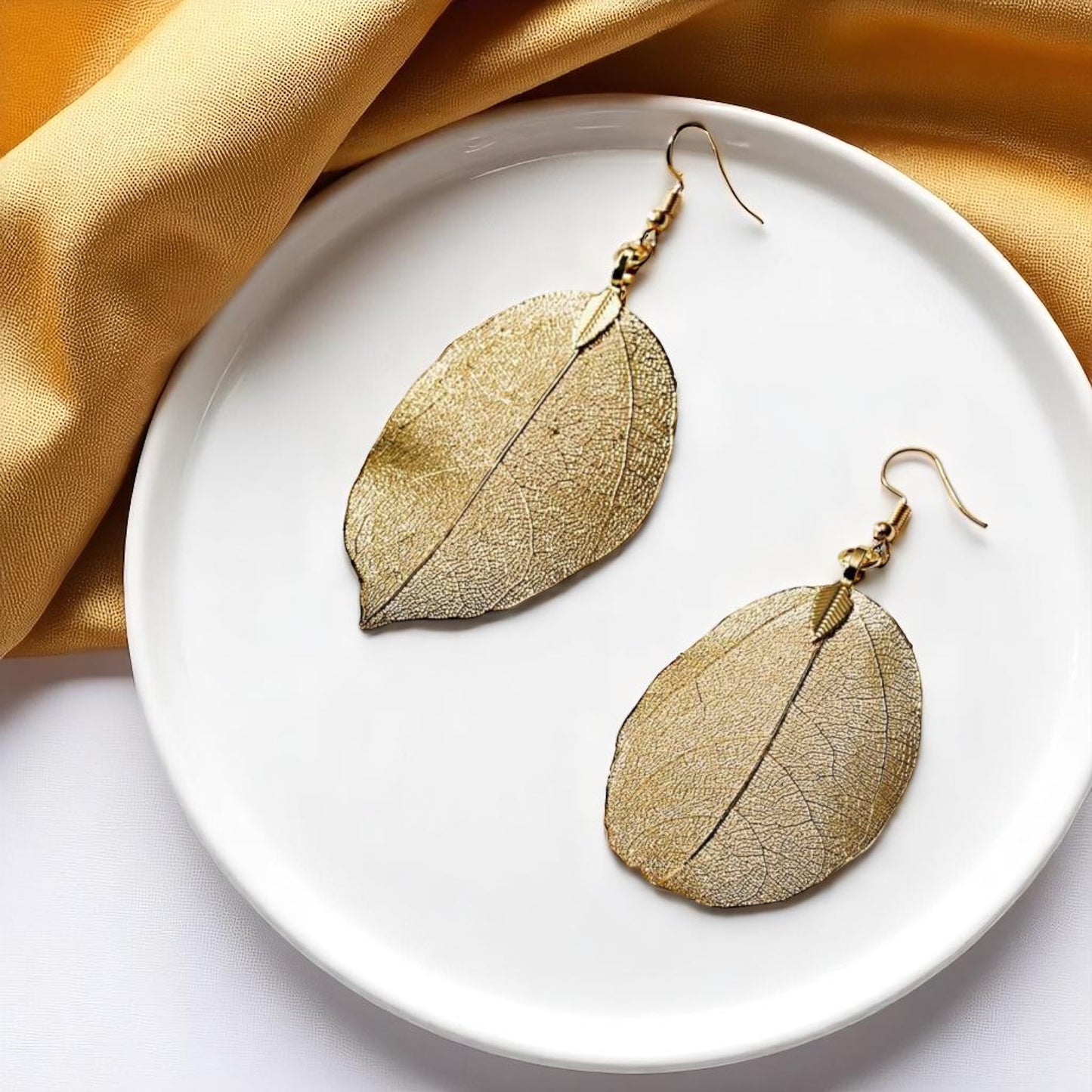 Delicate Gold Leaf Earrings – Nature's Elegance for Your Ears! ✨
