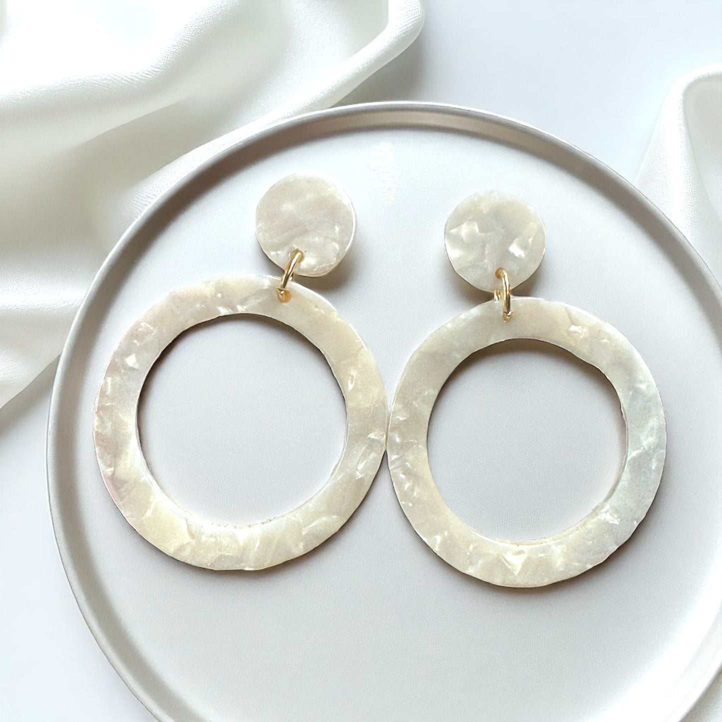 Glamorous White Marbled Acrylic Dangle Earrings - Chic Round Design!