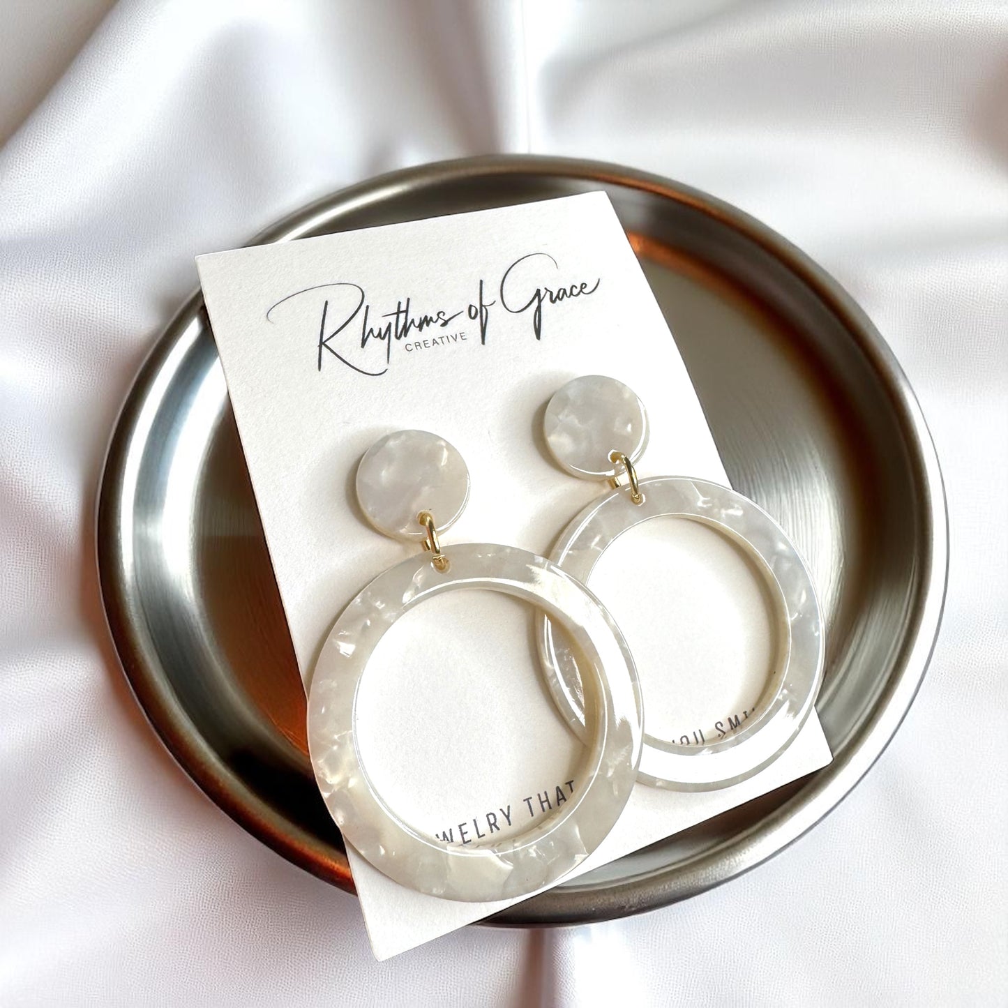 Glamorous White Marbled Acrylic Dangle Earrings - Chic Round Design!