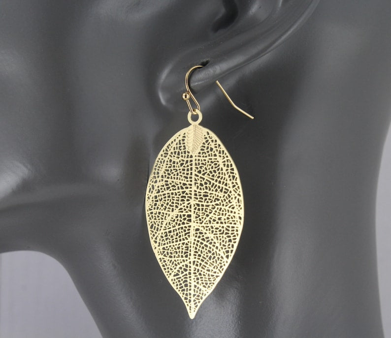 Delicate Gold Leaf Earrings – Nature's Elegance for Your Ears! ✨