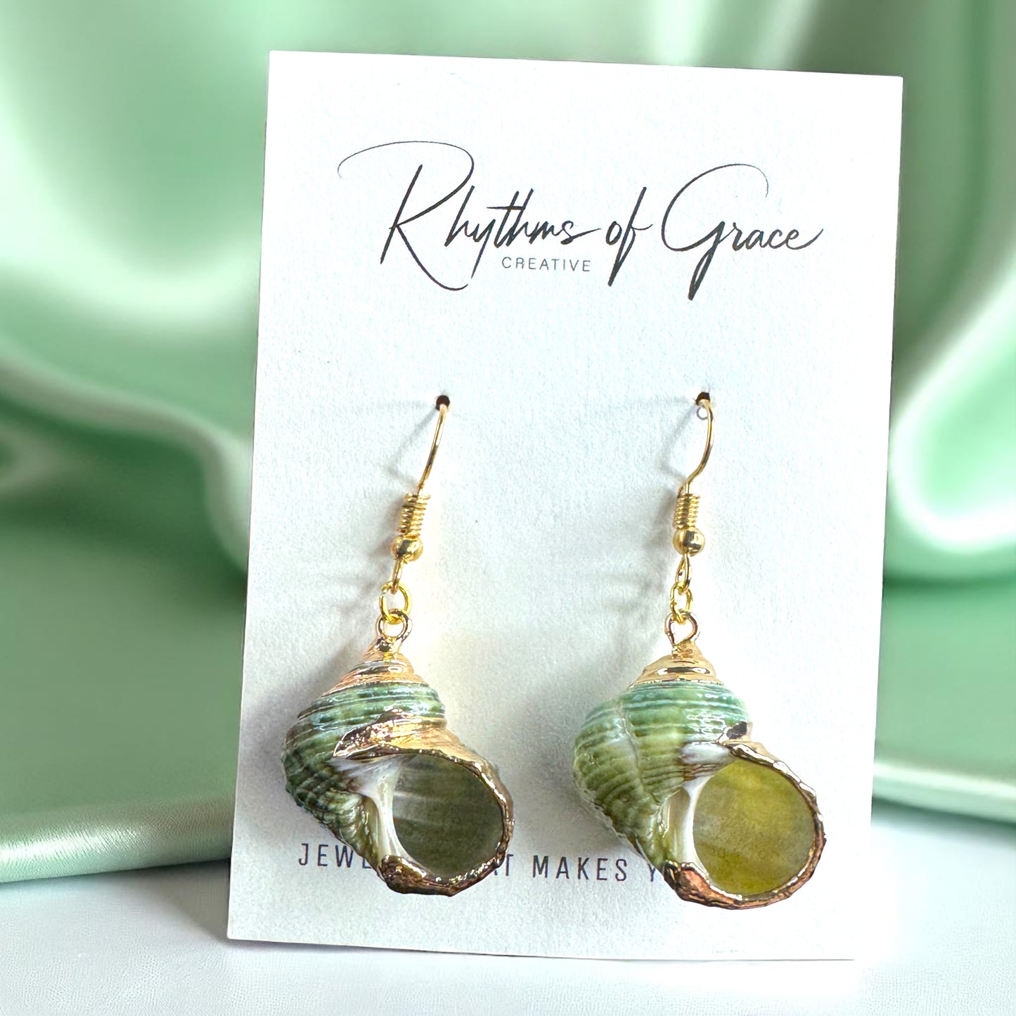 Dive into the Ocean Vibes with Our Seashell Dangle Earrings!