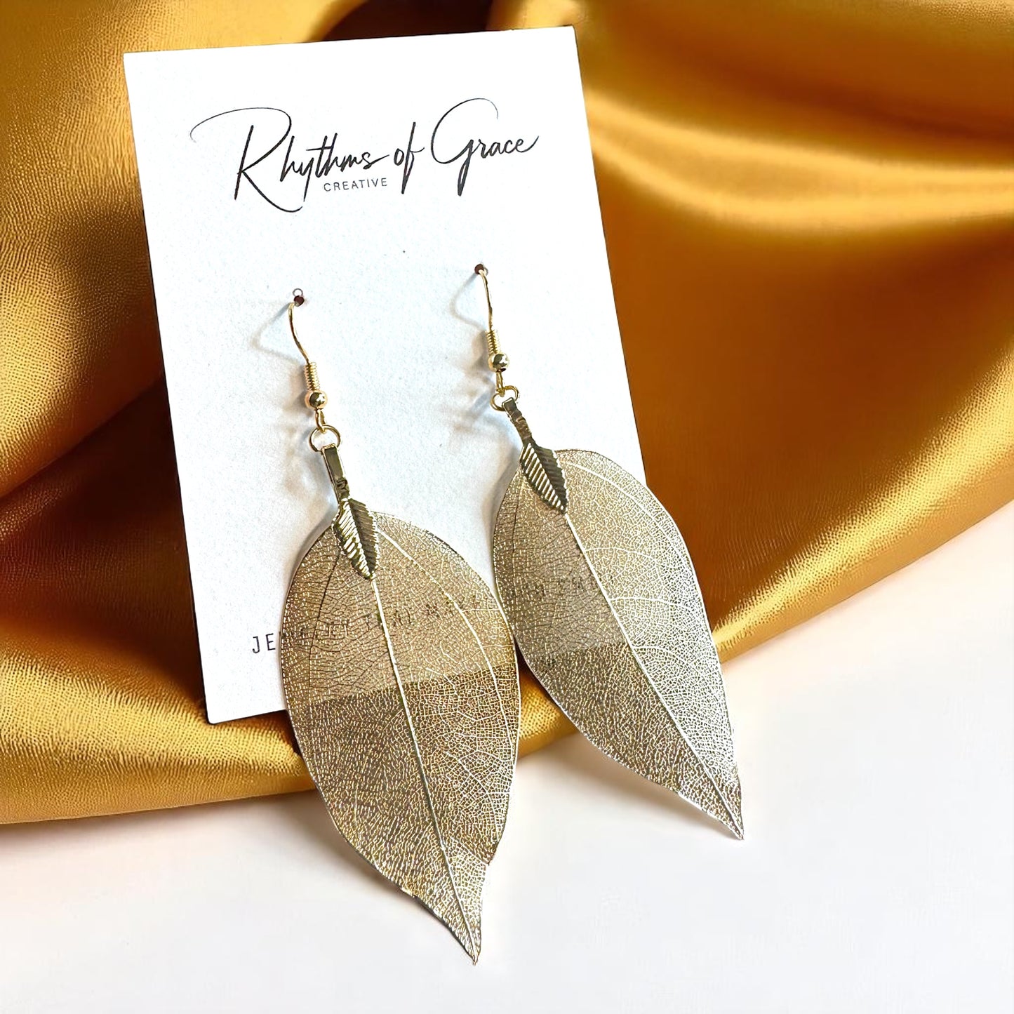 Delicate Gold Leaf Earrings – Nature's Elegance for Your Ears! ✨
