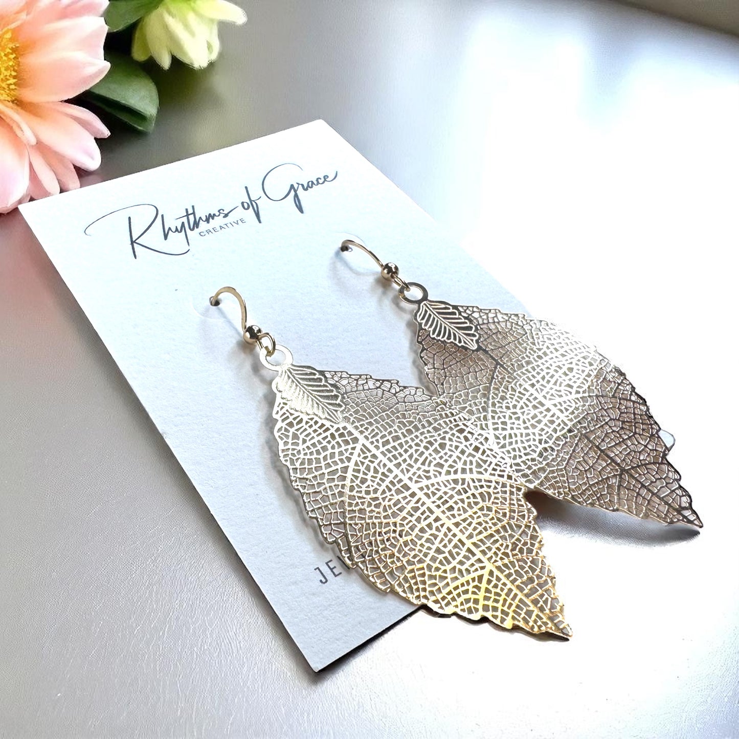 Delicate Gold Leaf Earrings – Nature's Elegance for Your Ears! ✨