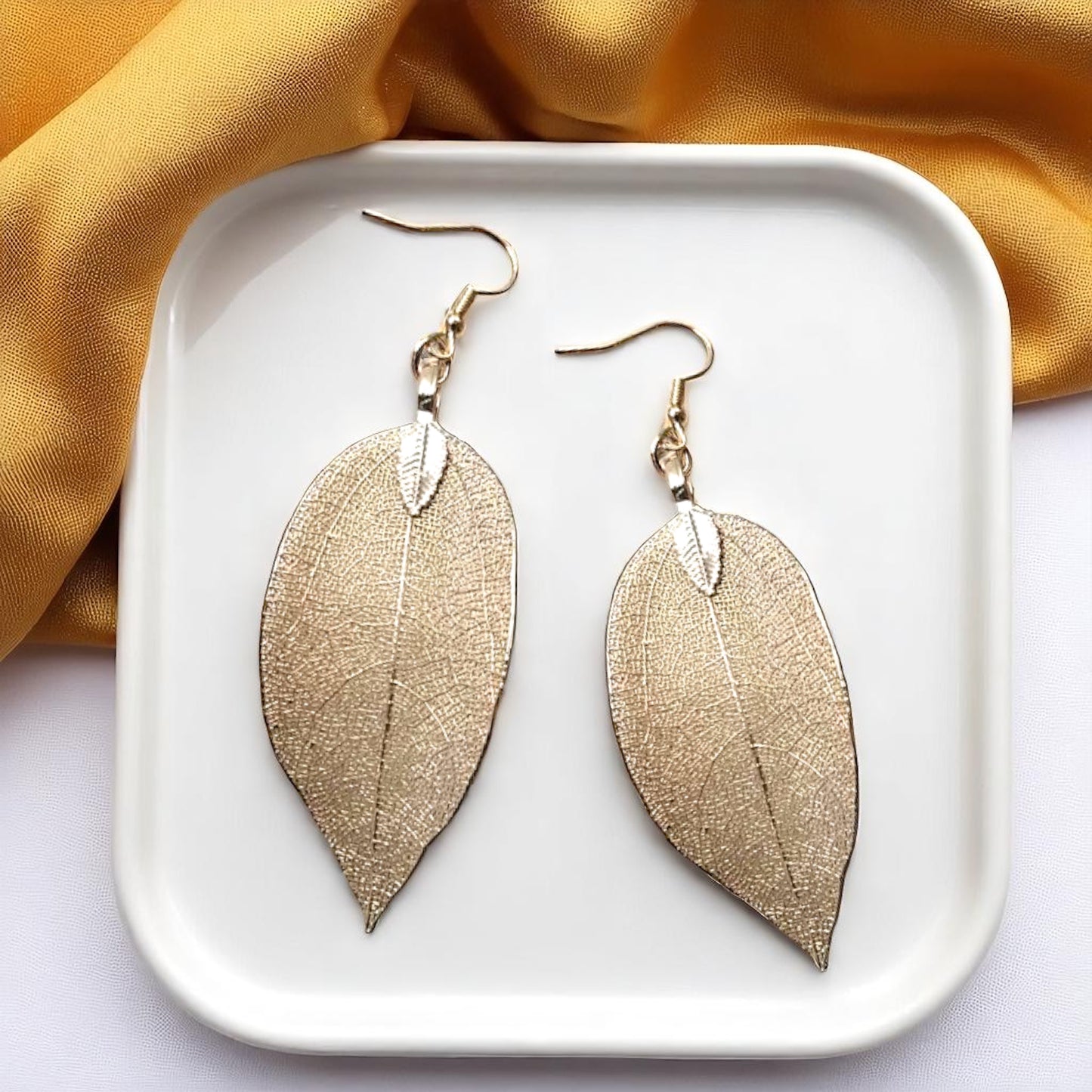 Delicate Gold Leaf Earrings – Nature's Elegance for Your Ears! ✨