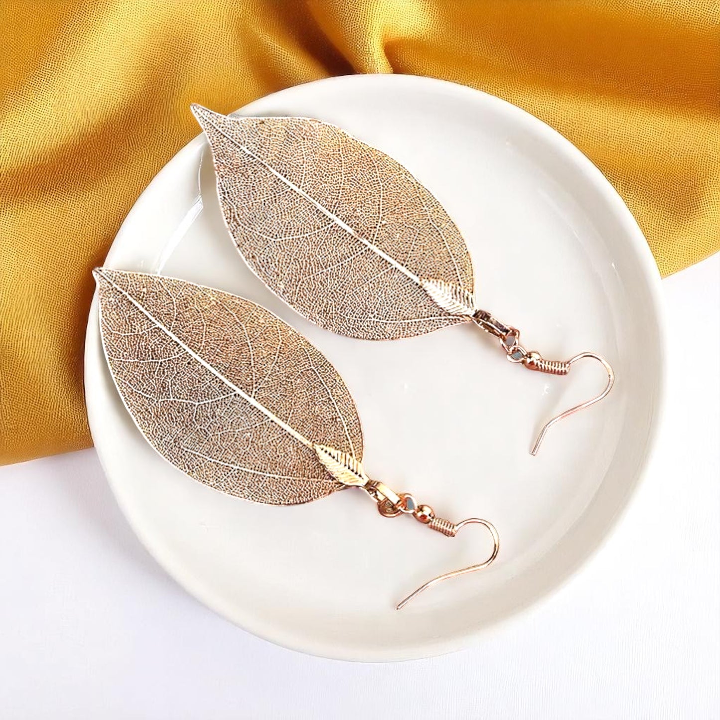 Delicate Gold Leaf Earrings – Nature's Elegance for Your Ears! ✨