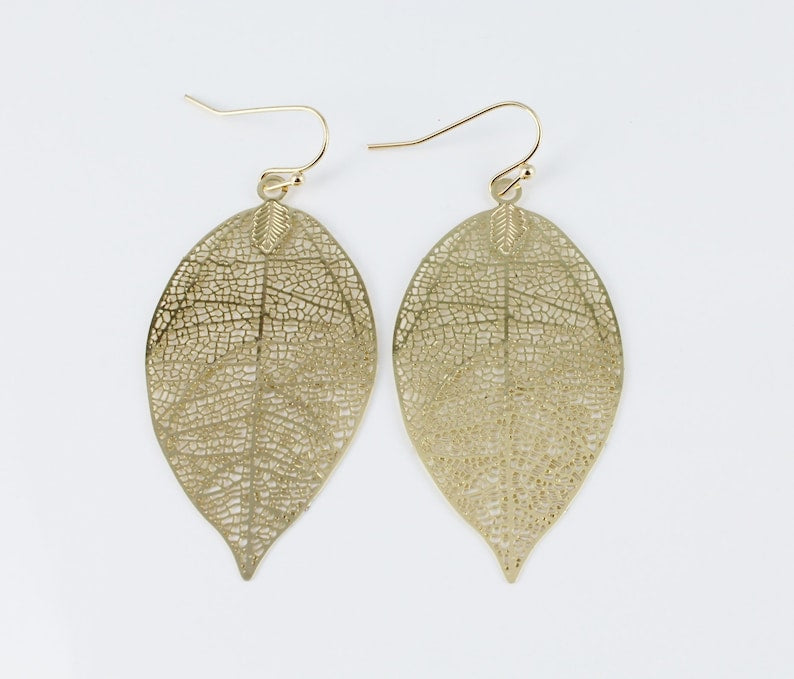 Delicate Gold Leaf Earrings – Nature's Elegance for Your Ears! ✨
