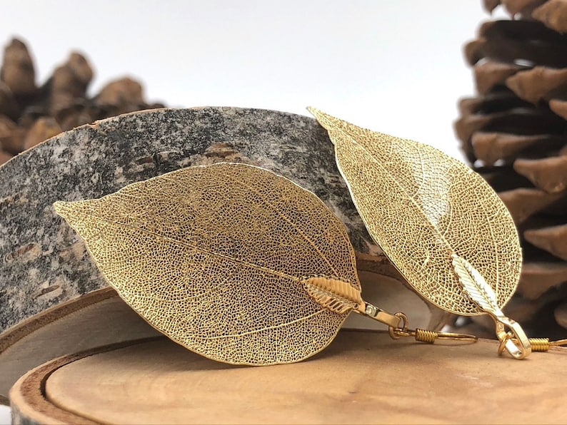 Delicate Gold Leaf Earrings – Nature's Elegance for Your Ears! ✨