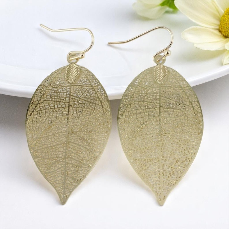 Delicate Gold Leaf Earrings – Nature's Elegance for Your Ears! ✨