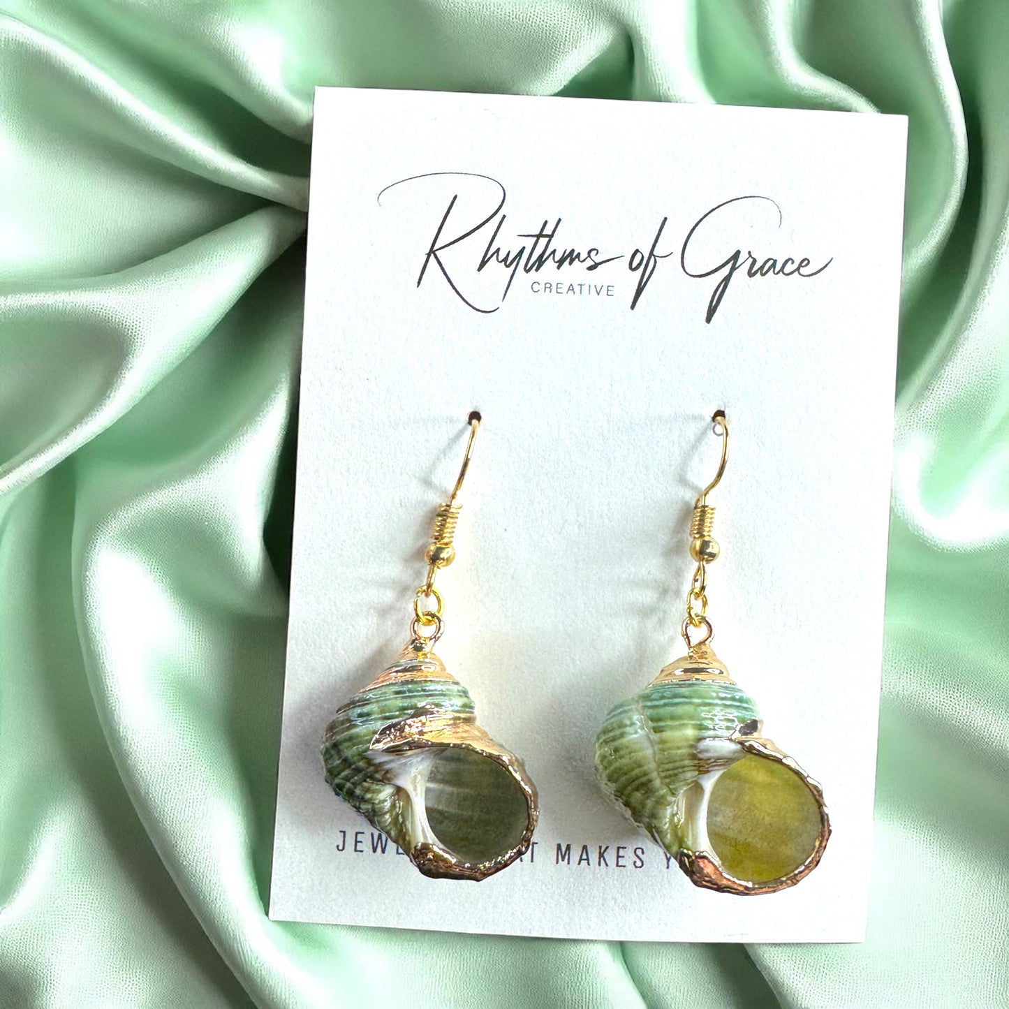 Dive into the Ocean Vibes with Our Seashell Dangle Earrings!