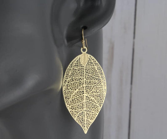Delicate Gold Leaf Earrings – Nature's Elegance for Your Ears! ✨