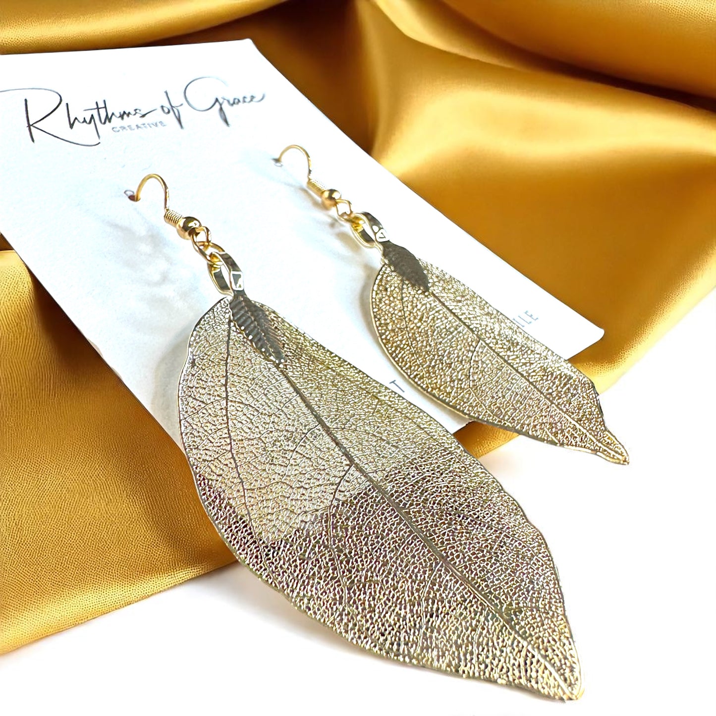 Delicate Gold Leaf Earrings – Nature's Elegance for Your Ears! ✨