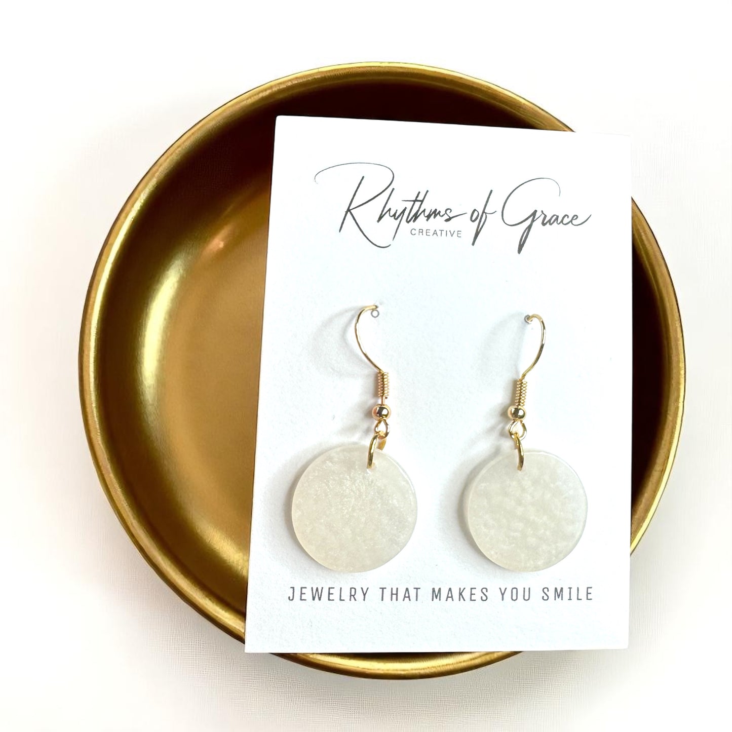 Chic White Marbled Dangle Earrings - Elegant Round Drop Jewelry