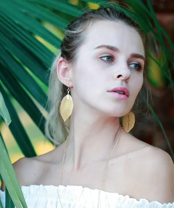 Delicate Gold Leaf Earrings – Nature's Elegance for Your Ears! ✨