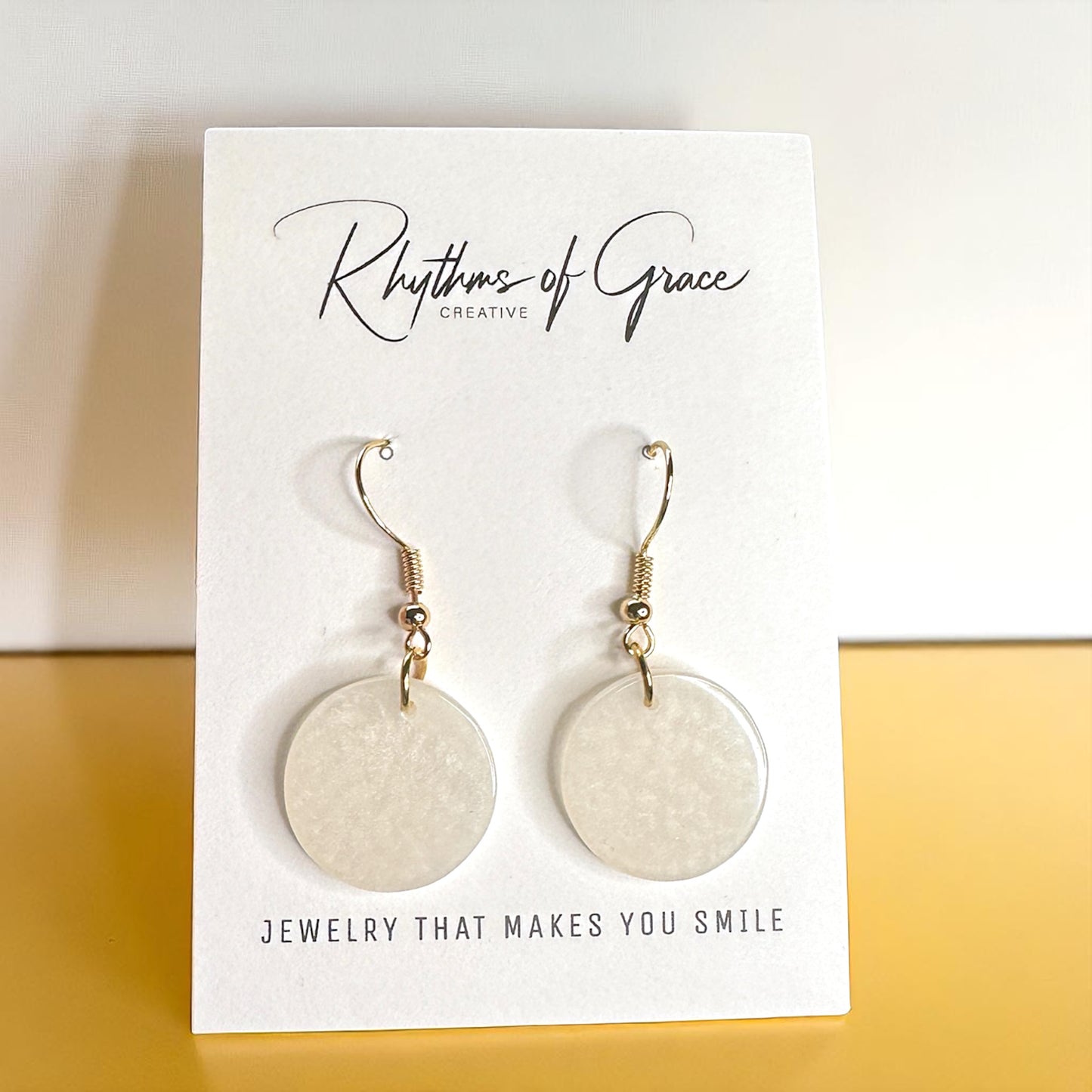 Chic White Marbled Dangle Earrings - Elegant Round Drop Jewelry