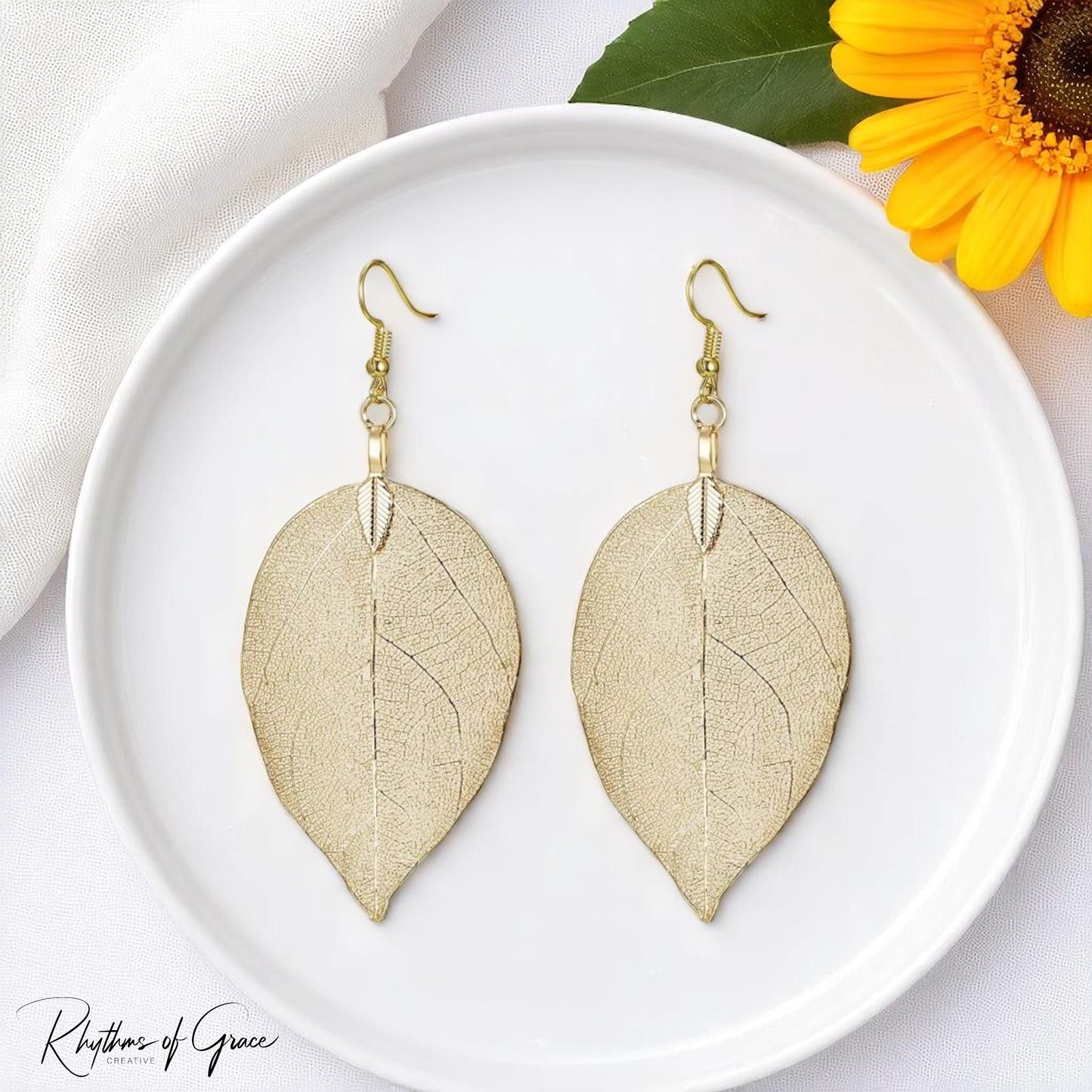 Delicate Gold Leaf Earrings – Nature's Elegance for Your Ears! ✨