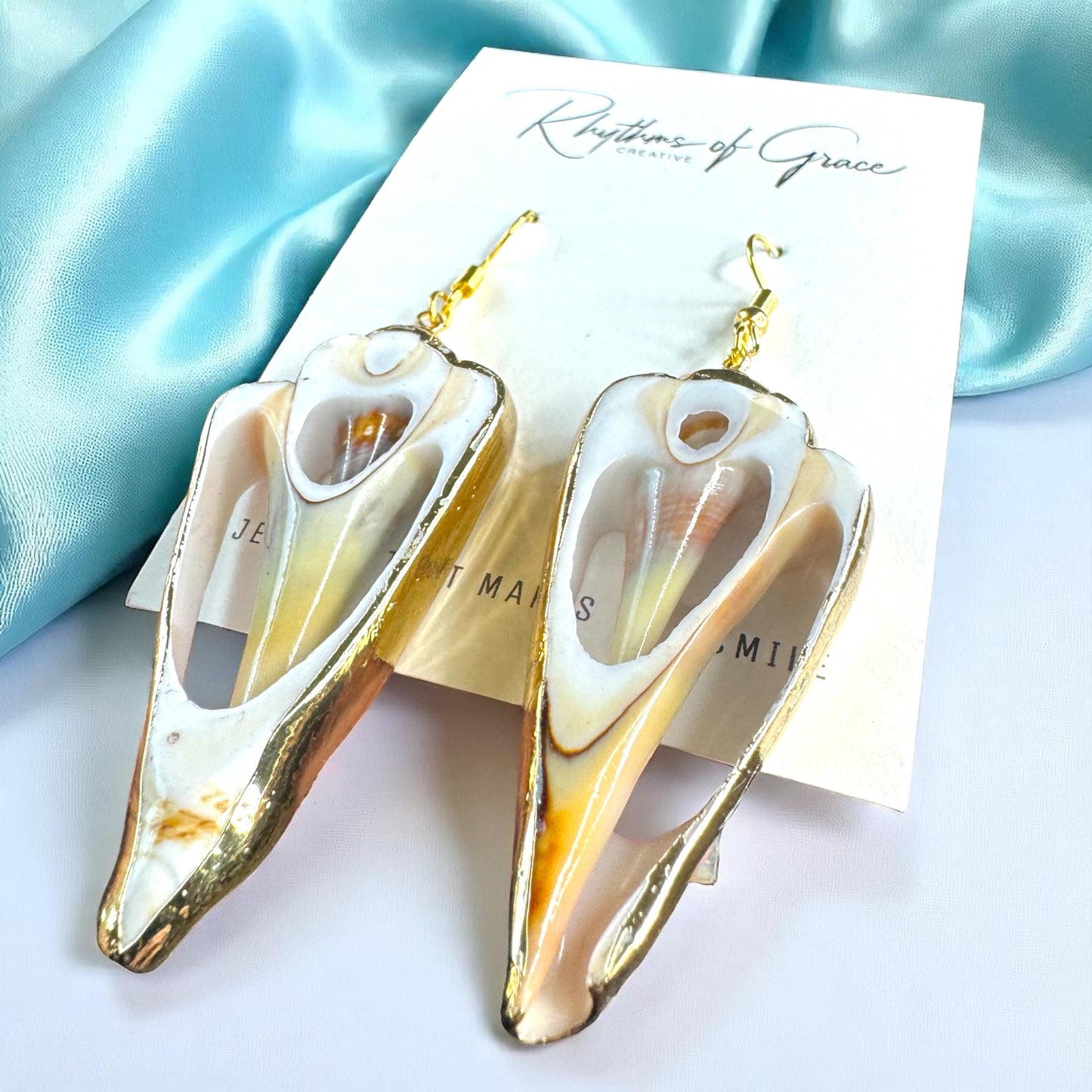 Dive into the Ocean Vibes with Our Seashell Dangle Earrings!
