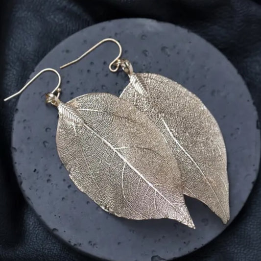 Delicate Gold Leaf Earrings – Nature's Elegance for Your Ears! ✨