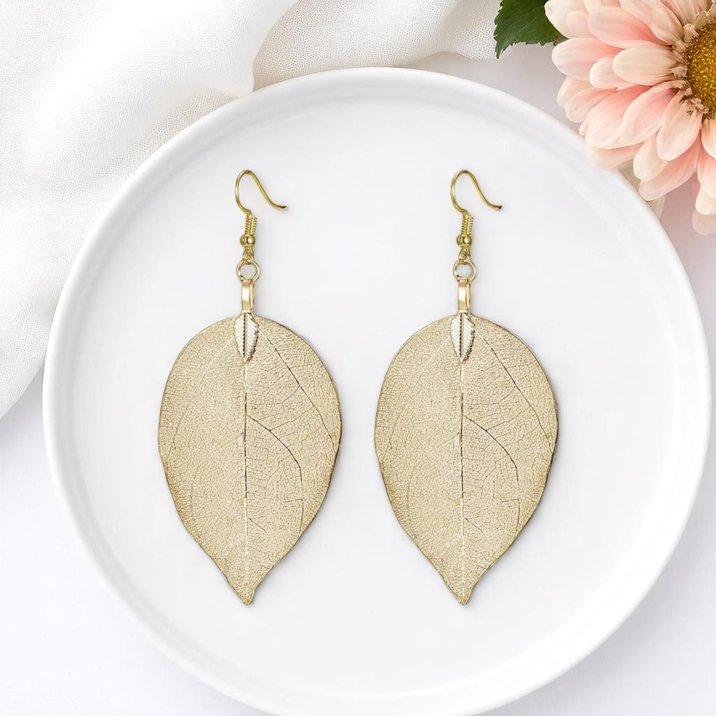 Delicate Gold Leaf Earrings – Nature's Elegance for Your Ears! ✨