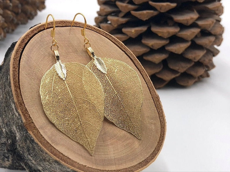 Delicate Gold Leaf Earrings – Nature's Elegance for Your Ears! ✨