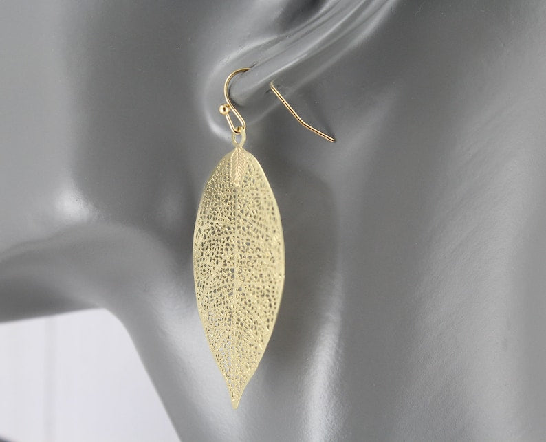Delicate Gold Leaf Earrings – Nature's Elegance for Your Ears! ✨