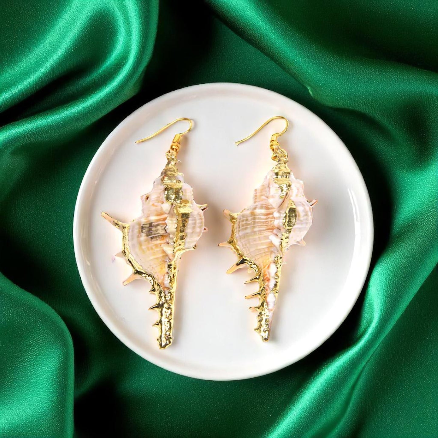 Dive into the Ocean Vibes with Our Seashell Dangle Earrings!