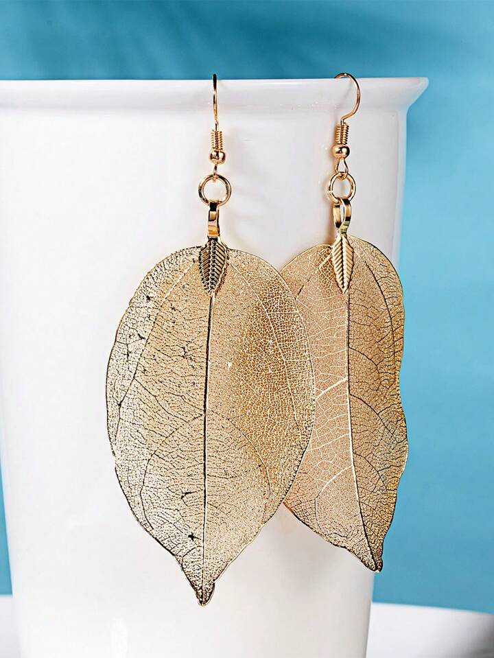 Delicate Gold Leaf Earrings – Nature's Elegance for Your Ears! ✨