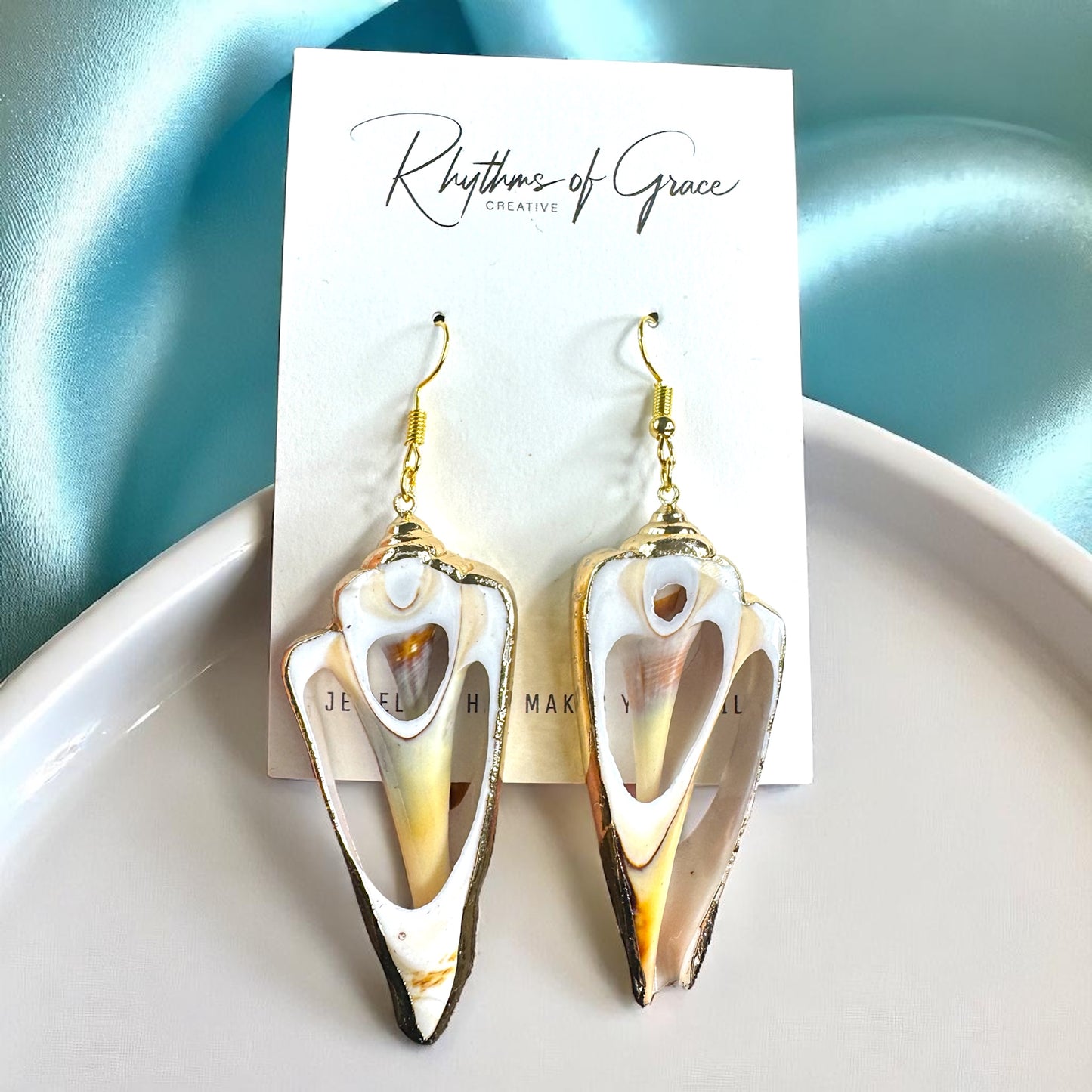 Dive into the Ocean Vibes with Our Seashell Dangle Earrings!