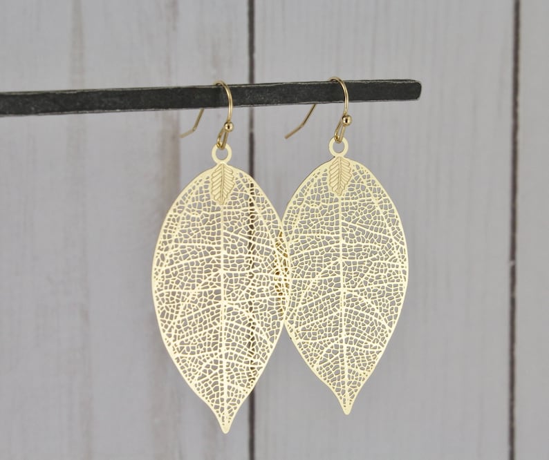 Delicate Gold Leaf Earrings – Nature's Elegance for Your Ears! ✨