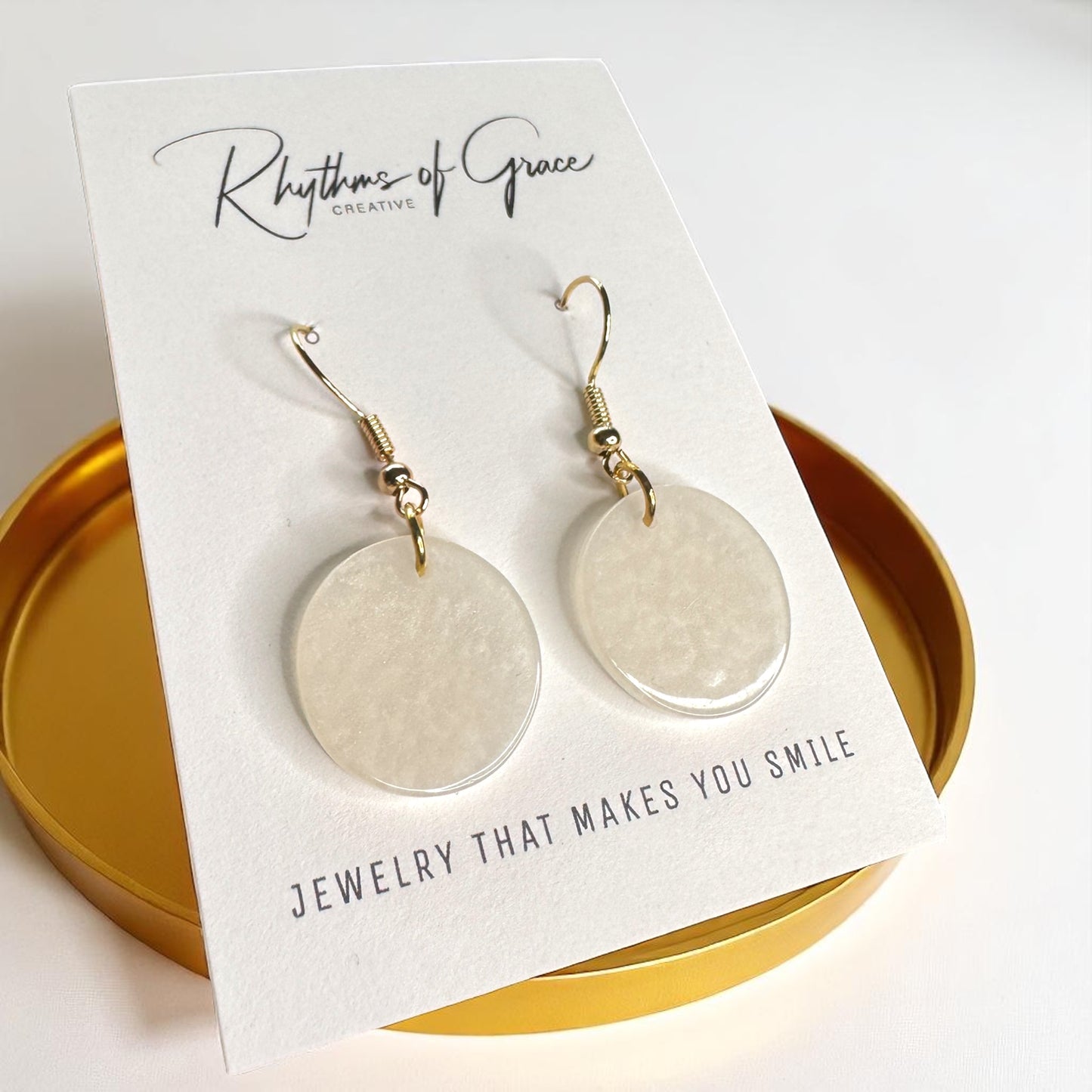 Chic White Marbled Dangle Earrings - Elegant Round Drop Jewelry