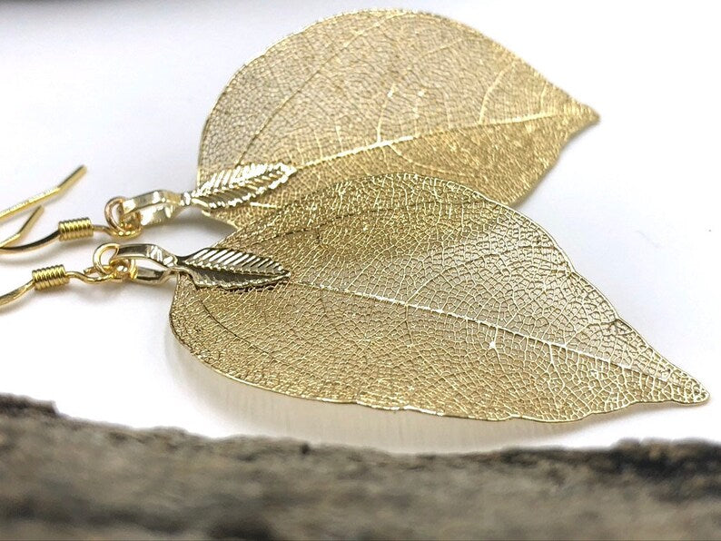 Delicate Gold Leaf Earrings – Nature's Elegance for Your Ears! ✨