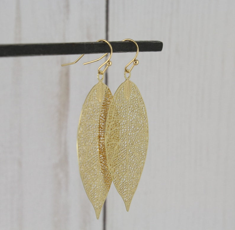 Delicate Gold Leaf Earrings – Nature's Elegance for Your Ears! ✨