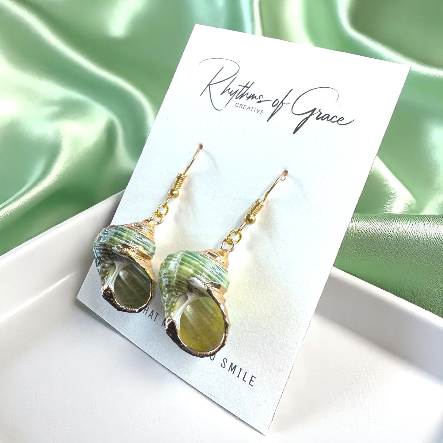 Dive into the Ocean Vibes with Our Seashell Dangle Earrings!