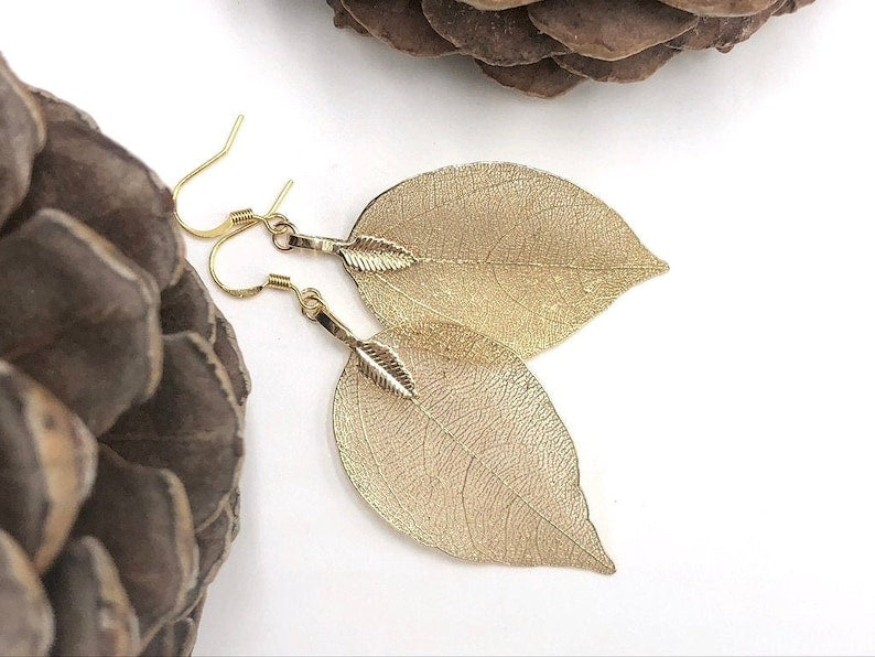 Delicate Gold Leaf Earrings – Nature's Elegance for Your Ears! ✨