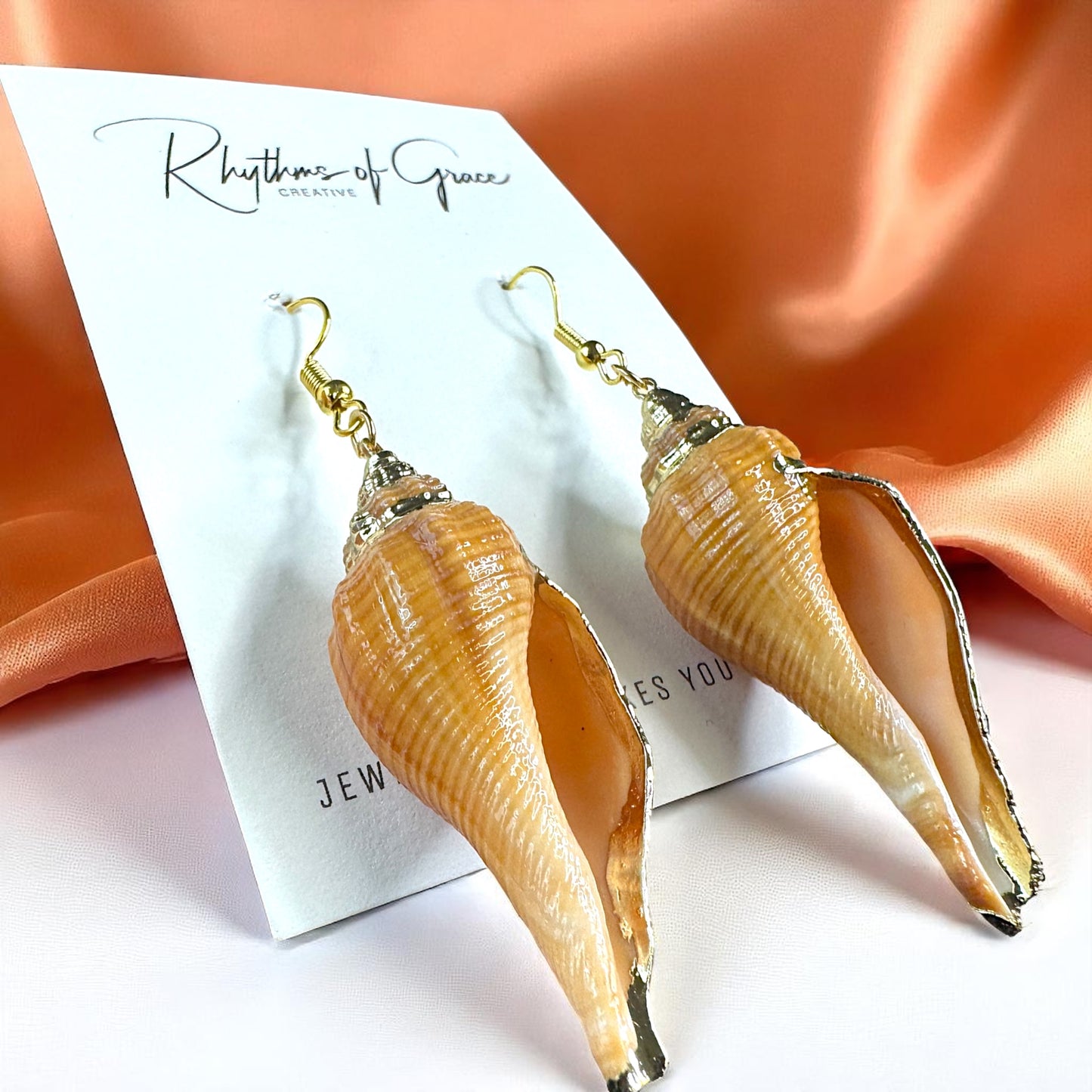 Dive into the Ocean Vibes with Our Seashell Dangle Earrings!