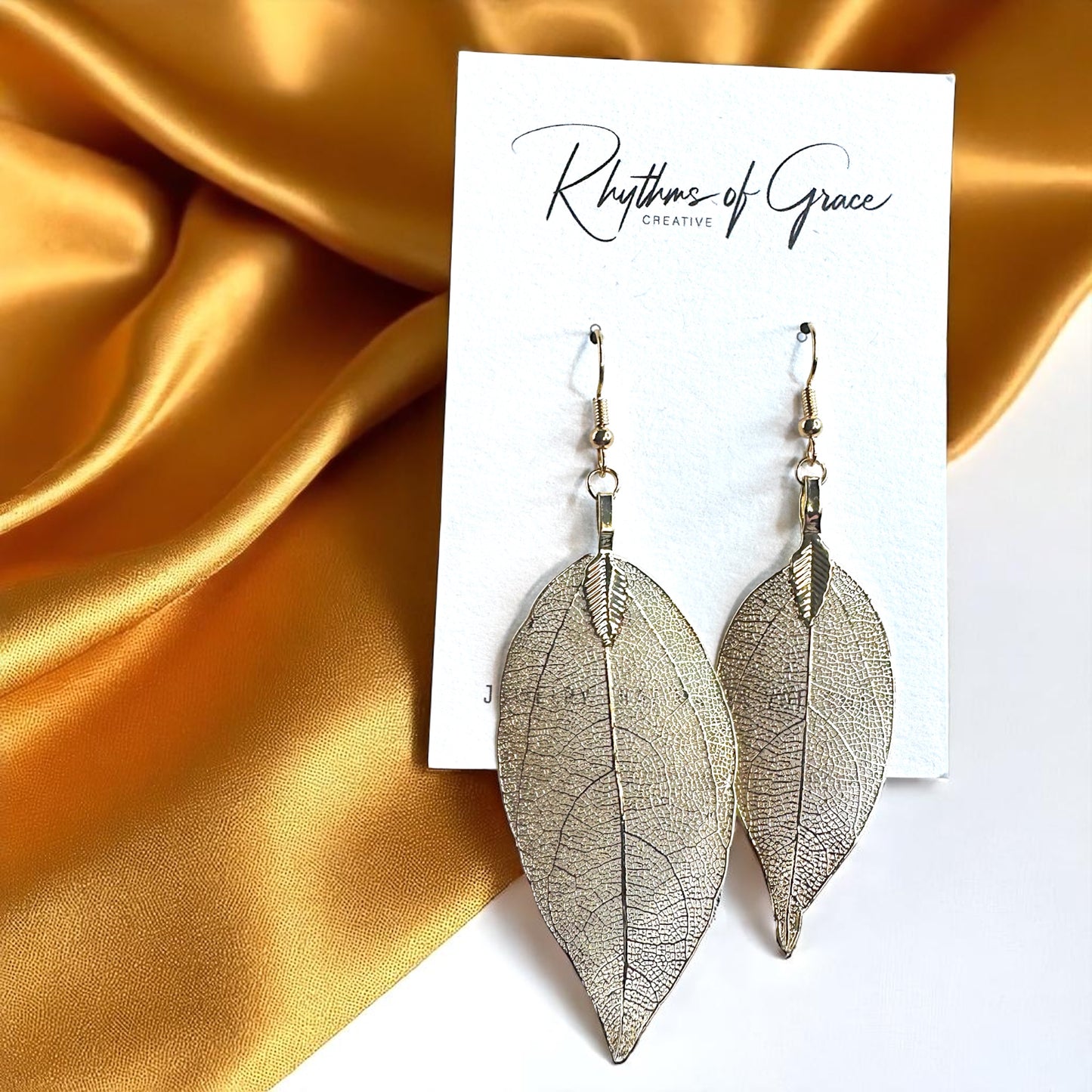 Delicate Gold Leaf Earrings – Nature's Elegance for Your Ears! ✨
