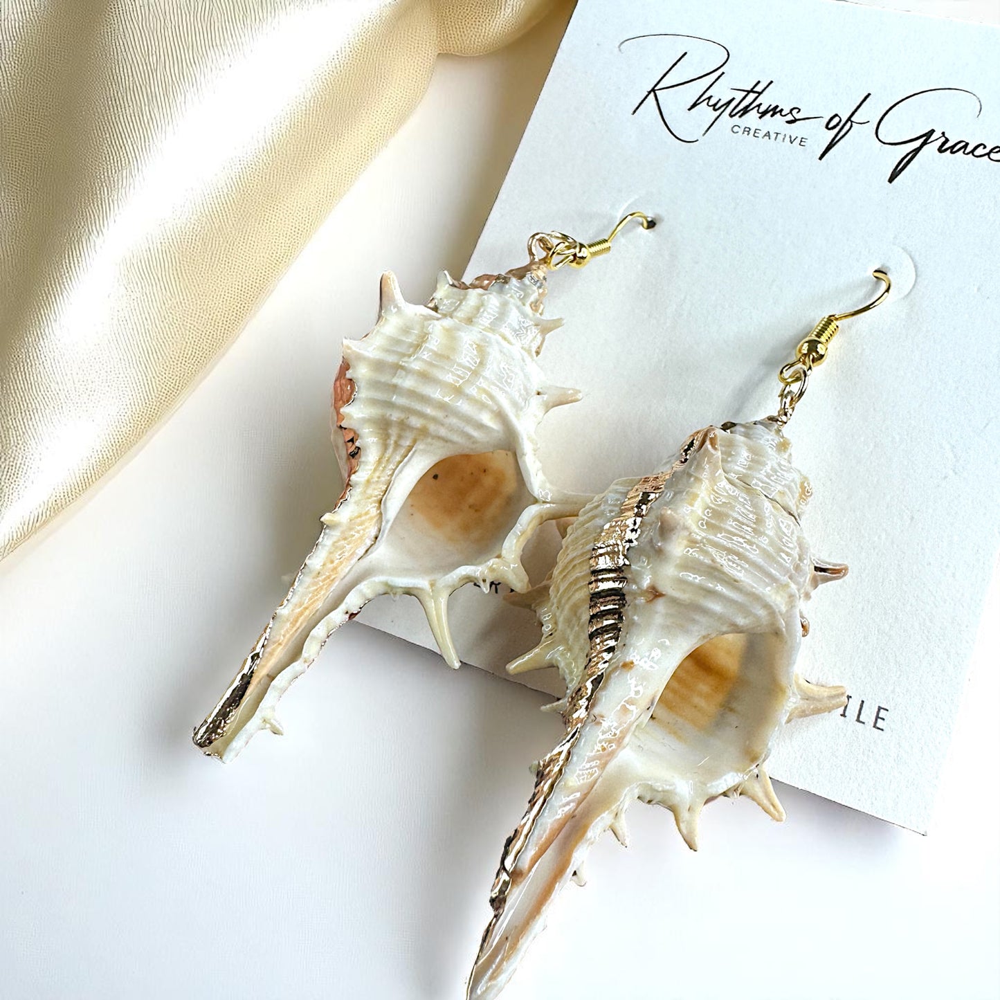 Dive into the Ocean Vibes with Our Seashell Dangle Earrings!