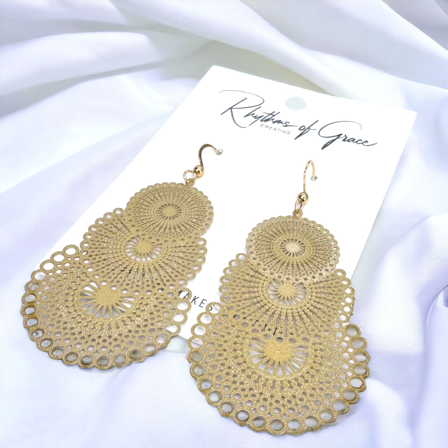 Khaki Dangle Earrings: A Touch of Elegance!