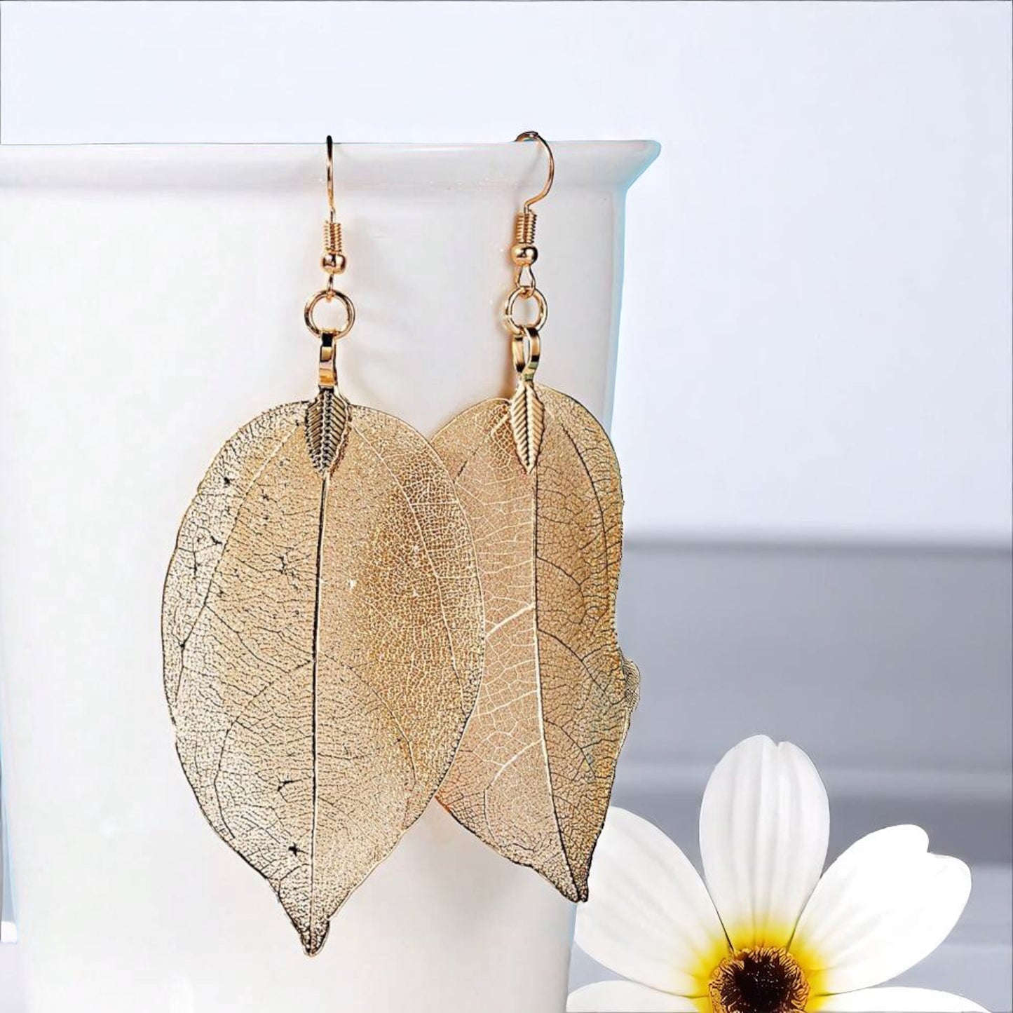 Delicate Gold Leaf Earrings – Nature's Elegance for Your Ears! ✨