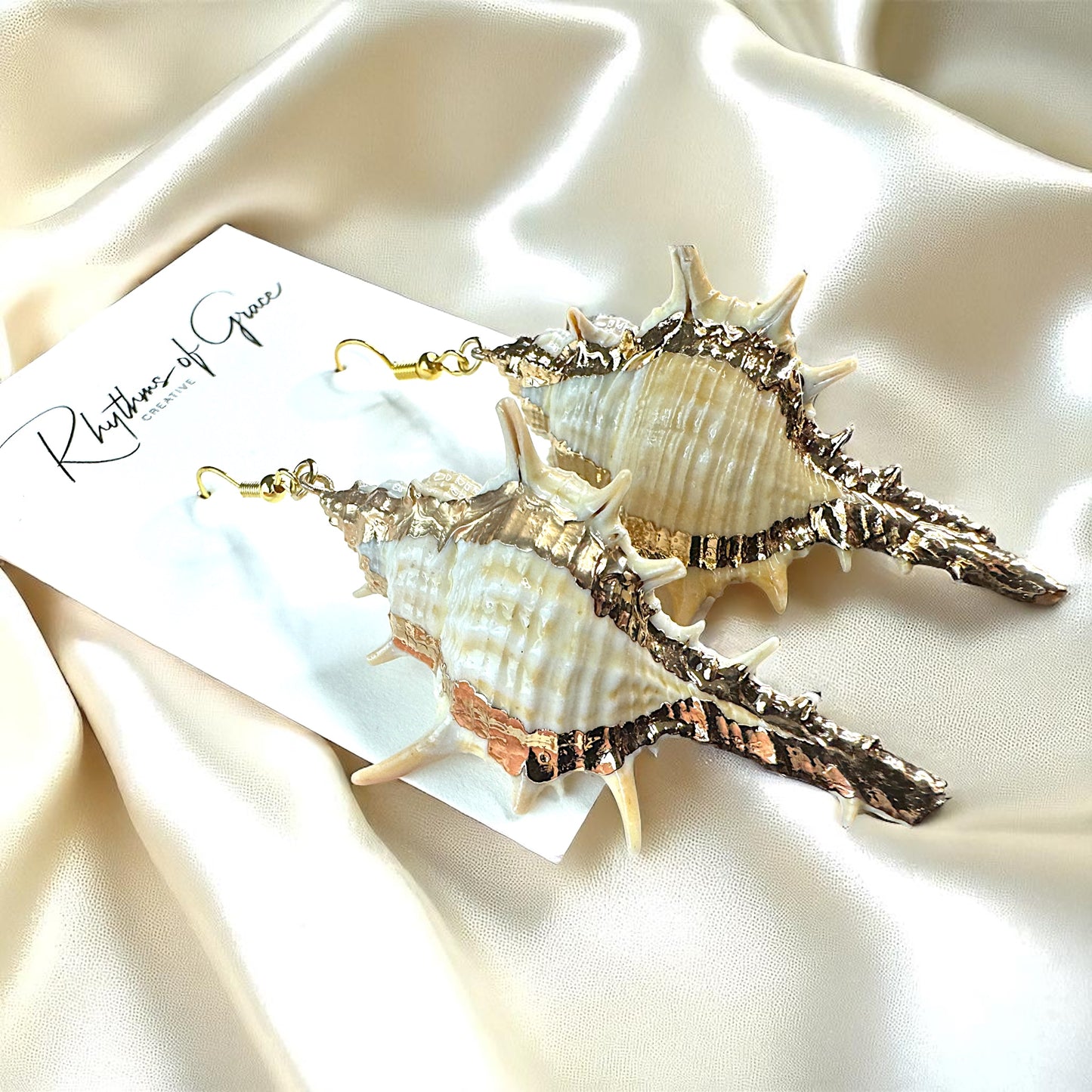 Dive into the Ocean Vibes with Our Seashell Dangle Earrings!