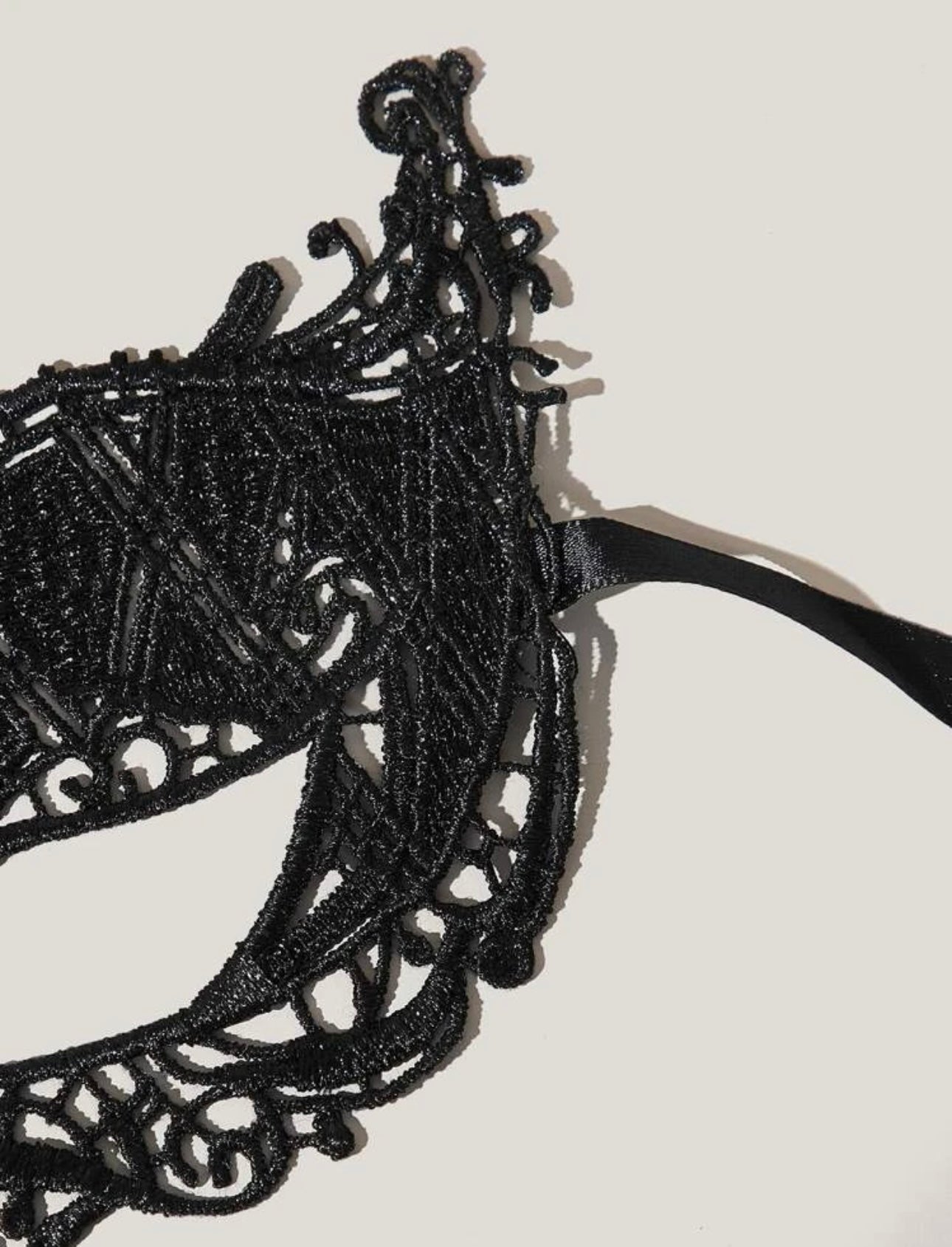 Unmask Your Glamour: Dazzling Black Lace Masquerade Mask for Enchanting Nights!