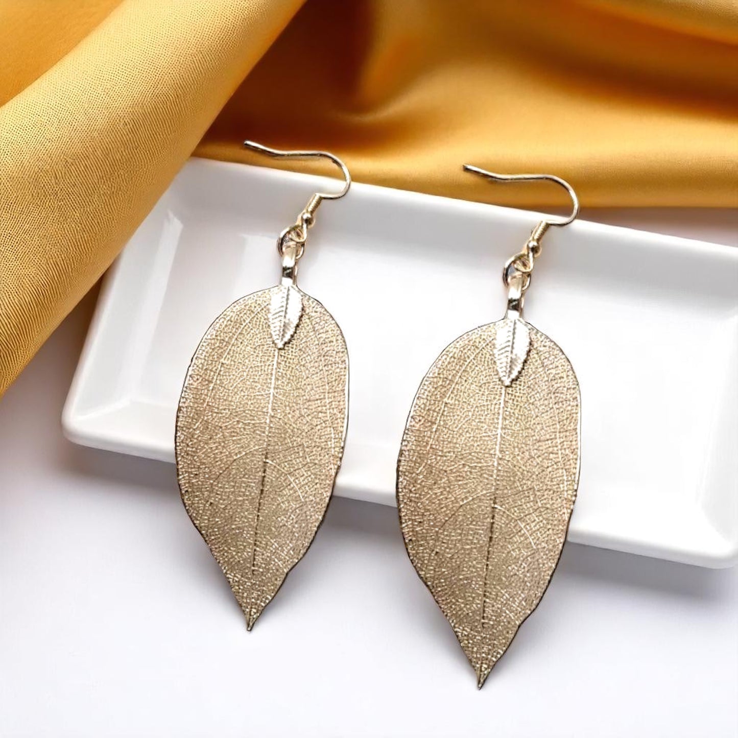 Delicate Gold Leaf Earrings – Nature's Elegance for Your Ears! ✨