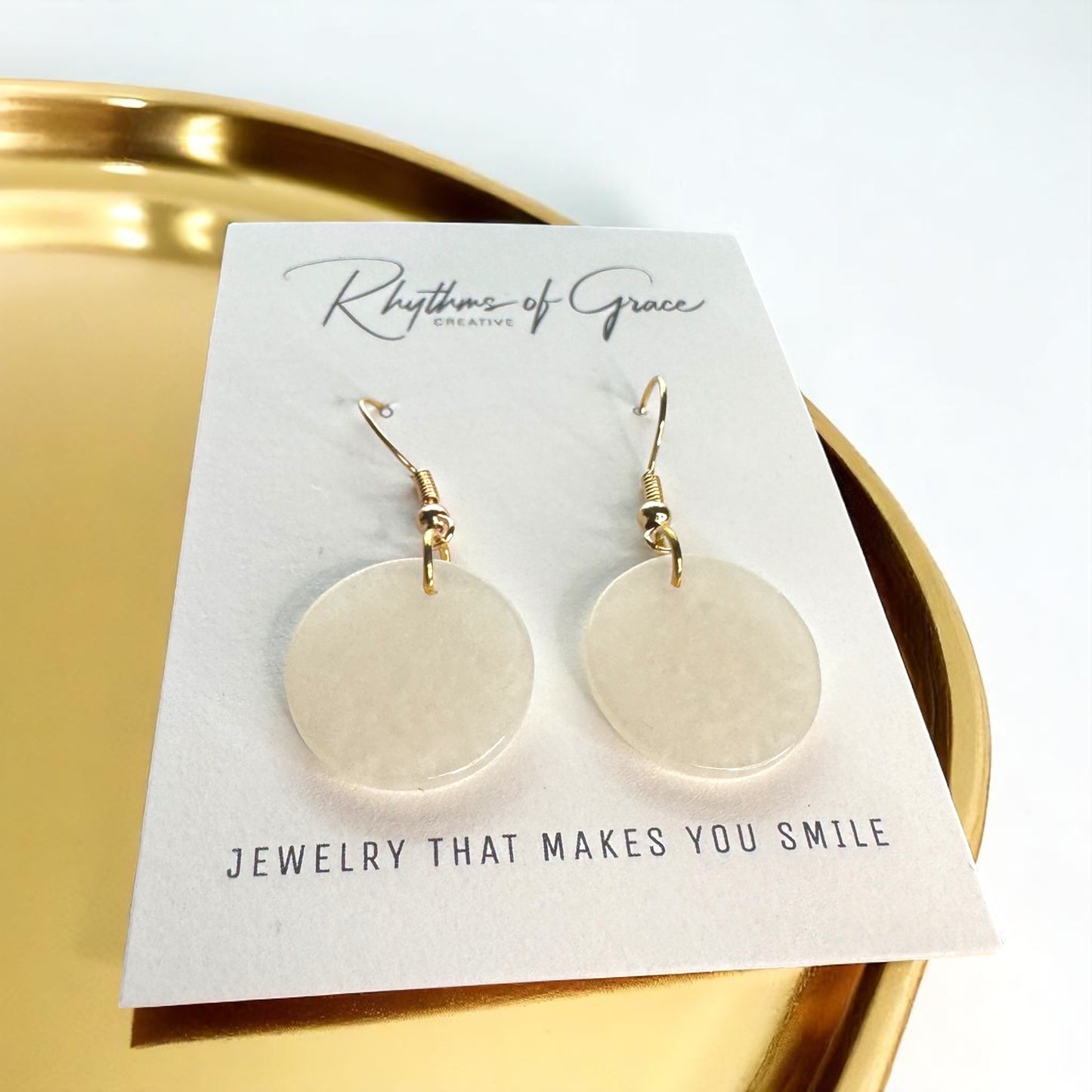 Chic White Marbled Dangle Earrings - Elegant Round Drop Jewelry