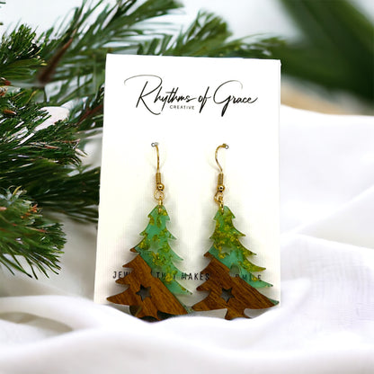 Trim Your Ears with Cheer – Christmas Tree Earrings in Gold or Green! ✨