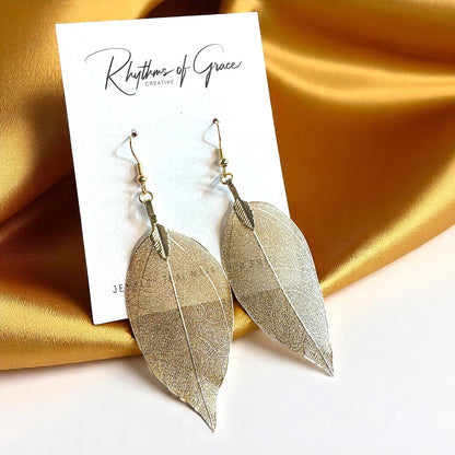 Delicate Gold Leaf Earrings – Nature's Elegance for Your Ears! ✨