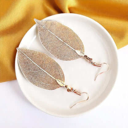 Delicate Gold Leaf Earrings – Nature's Elegance for Your Ears! ✨