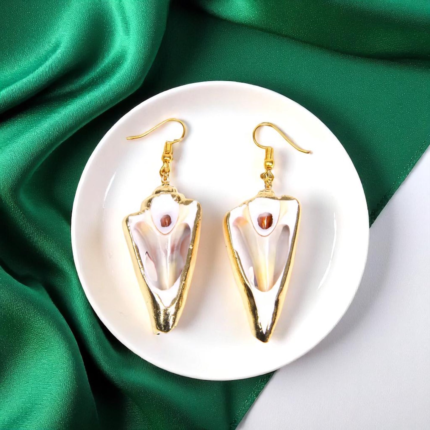 Dive into the Ocean Vibes with Our Seashell Dangle Earrings!