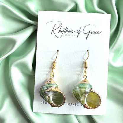 Dive into the Ocean Vibes with Our Seashell Dangle Earrings!