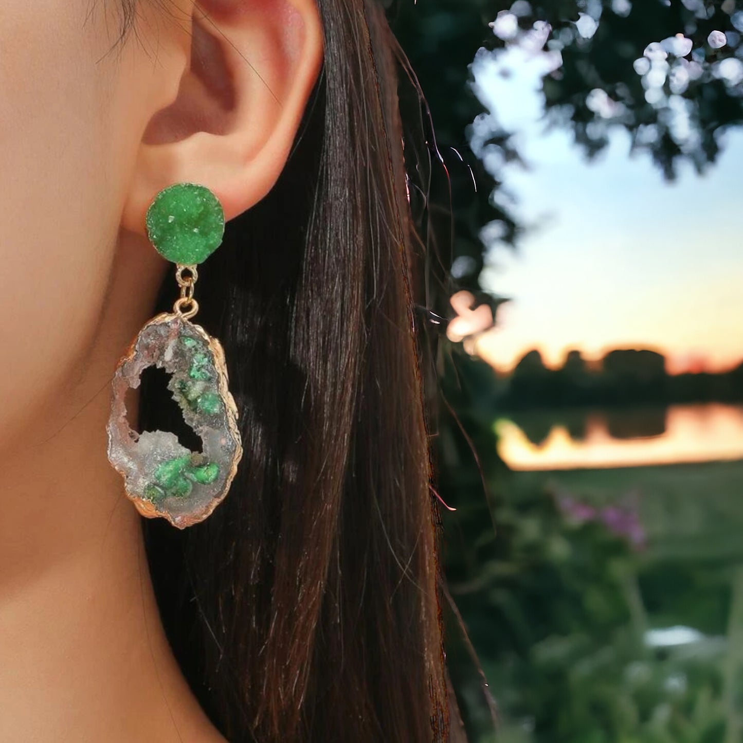 Sparkle & Rock: Mesmerizing Geode Earrings in Purple or Green!