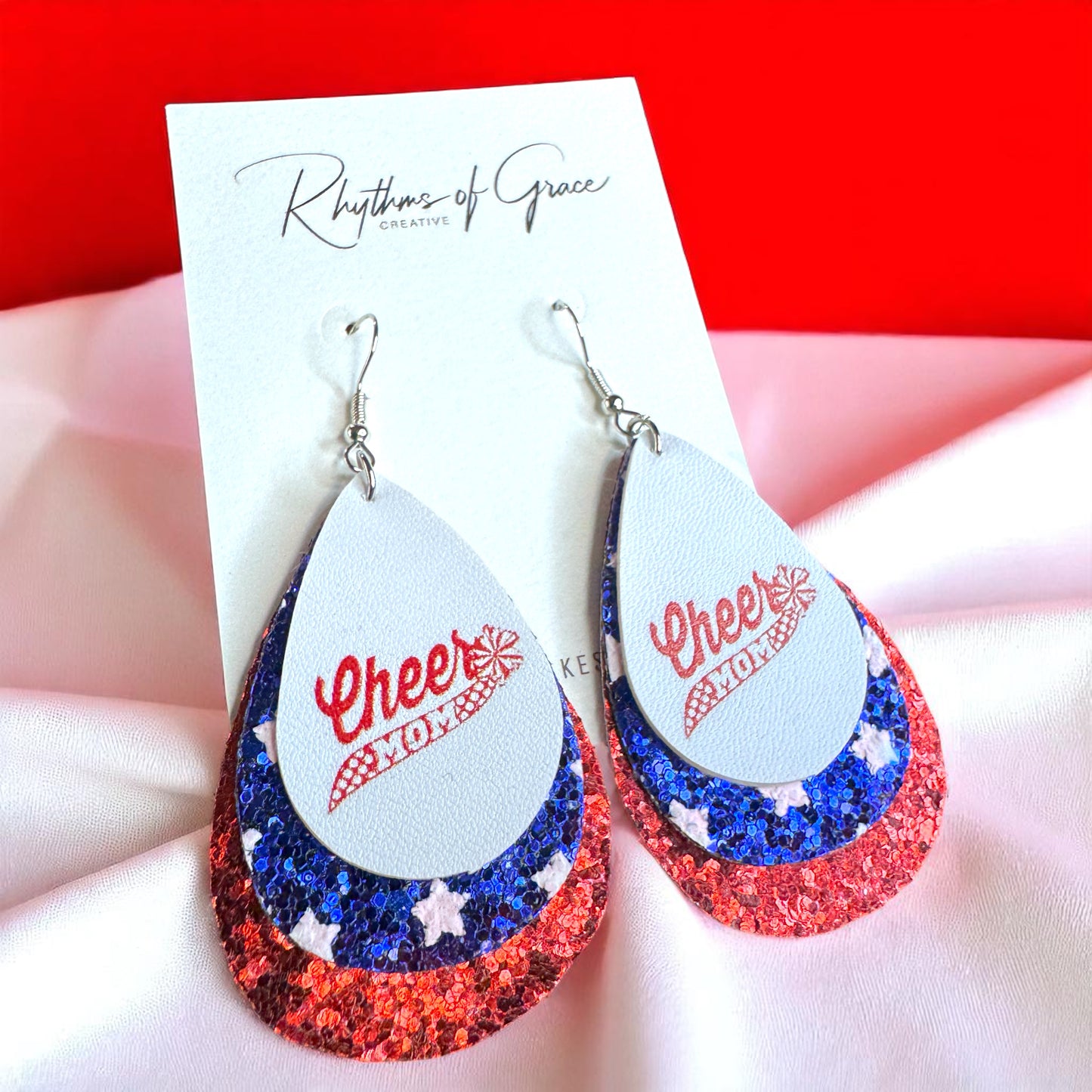 Touchdown Style: 'Cheer Mom' Dangle Earrings 🏈